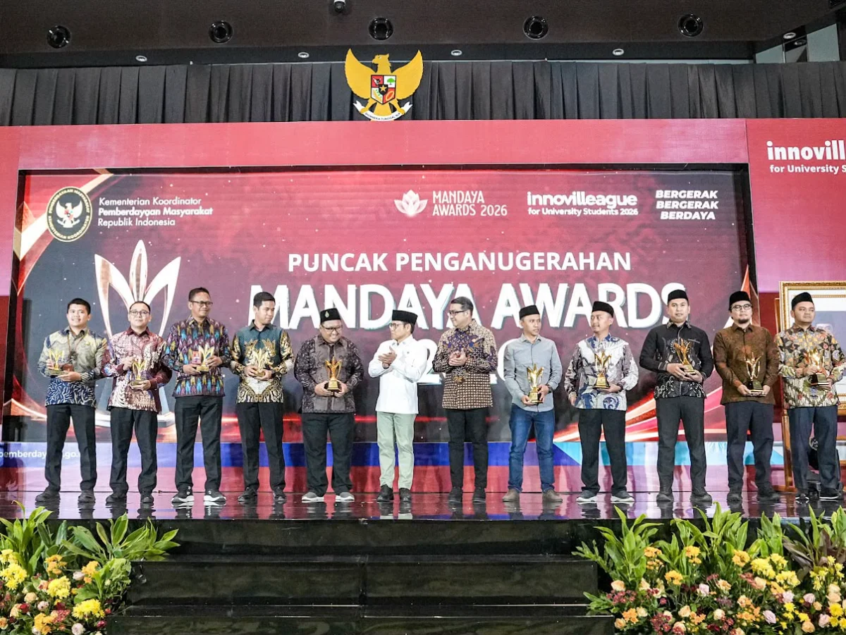 Perwakilan empat Sekolah Rakyat menerima penghargaan Penyelenggara Sekolah Rakyat Terbaik dalam Mandaya Awards 2026. (Foto: sekolahrakyat.kemensos.go.id)