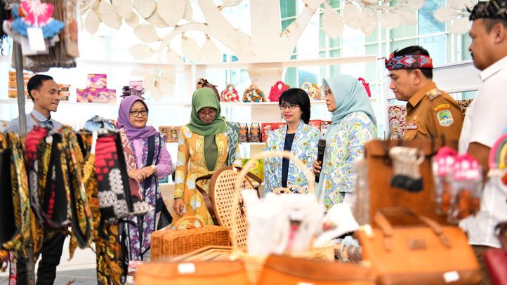 Amanda Soemedi Bey Machmudin Resmikan Kerabat Store di BIJB: Promosi Kerajinan Tangan dan Kuliner Khas Jabar