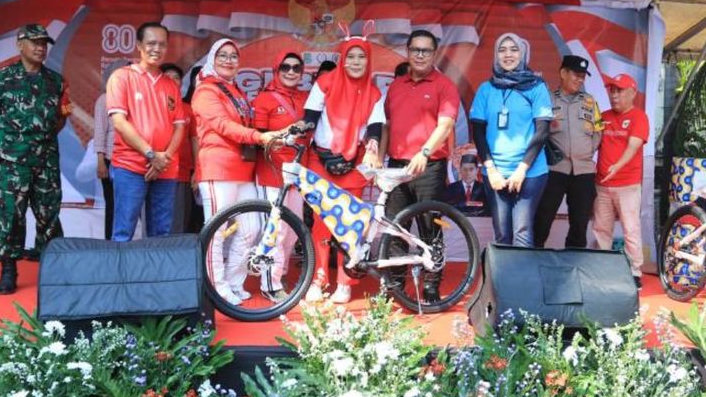 Gebyar HUT ke-80 RI, Wakil Wali Kota Tangerang Maryono Hasan Lepas Peserta Gerak Jalan Santai di Periuk