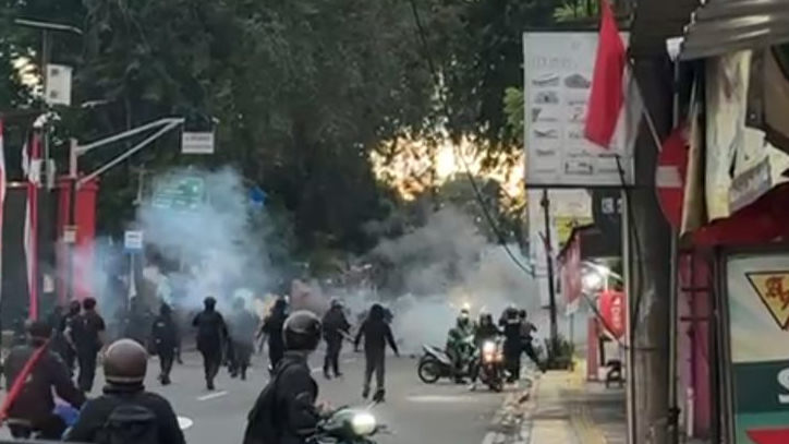Jelang Subuh Mako Bimob Kelapa Dua Diserang, Anggota Pukul Mundur Massa untuk Membubarkan Diri