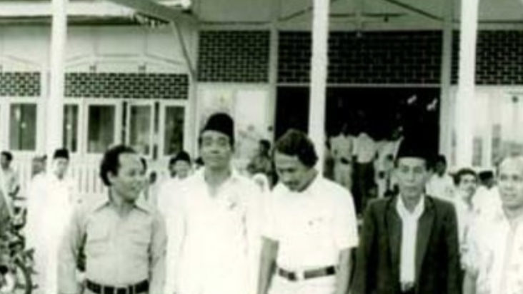 5 Menteri Indonesia Paling Sederhana, dari Pakai Kaos Bolong hingga Kemeja yang Ditambal
