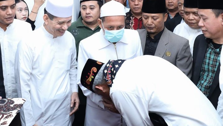 Sowan ke KH Tubagus Ahmad, Ganjar Dijamu Hangat dan Diberi Sorban Batik oleh Puluhan Kiai Sepuh Banten