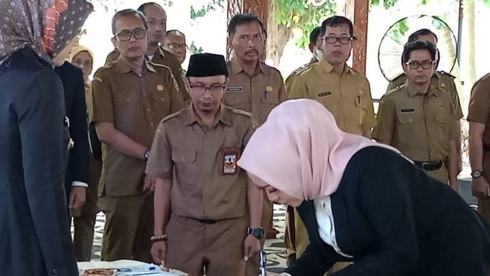 Akhirnya Dirkeu PDAM Yang Kosong Sudah Terisi, Sartika Tirta Dewi Dilantik Bupati