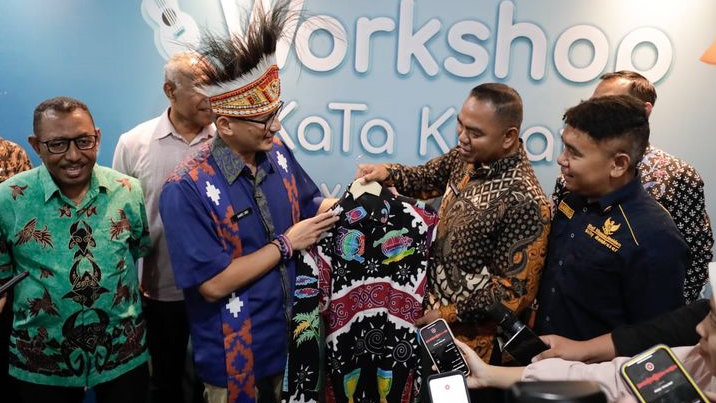 Sandiaga Puji Baju Karya Anak Muda PYCH Binaan BIN, Ajak Masyarakat Sukseskan Papua Street Carnival