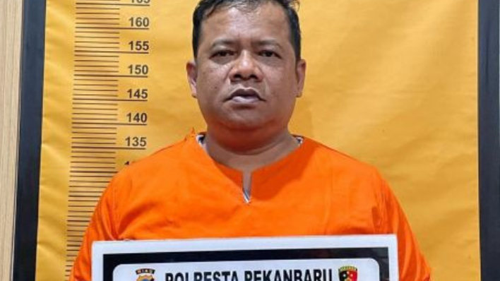 Tampang Melas Arnaldo Eka Putra, Eks Direktur RSD Madani Pekanbaru Resmi Ditahan Terkait Kasus Korupsi Rp2,1 Miliar
