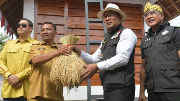 Gubernur Ridwan Kamil Resmikan Tapal Desa Leuit Juara di Kabupaten Cirebon