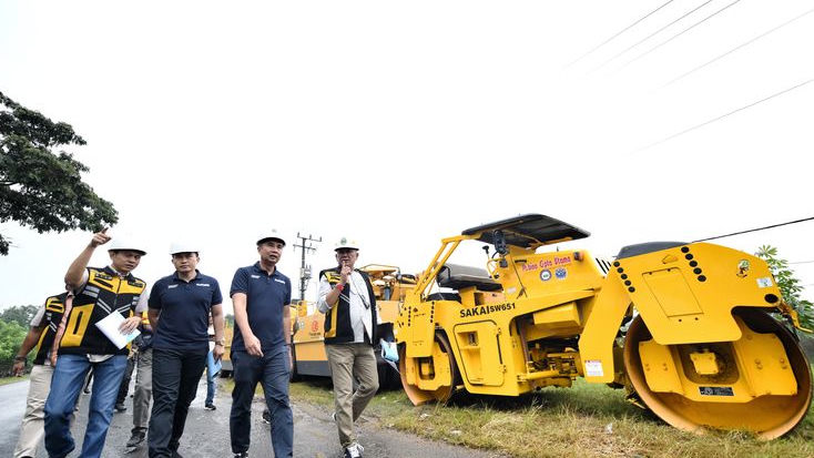 Pj Gubernur Jabar Bey Machmudin Tinjau Progres Perbaikan Jalan Tegalgubug-Arjawinangun di Cirebon