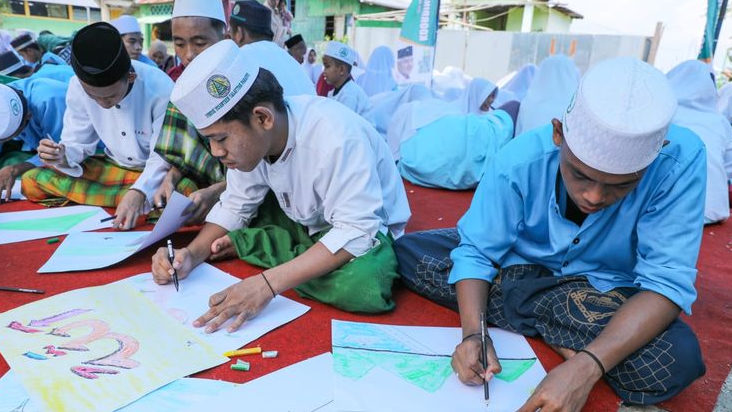 Relawan Ganjar Asah Kreativitas Santri di Maros dengan Pelatihan Membuat Kaligrafi