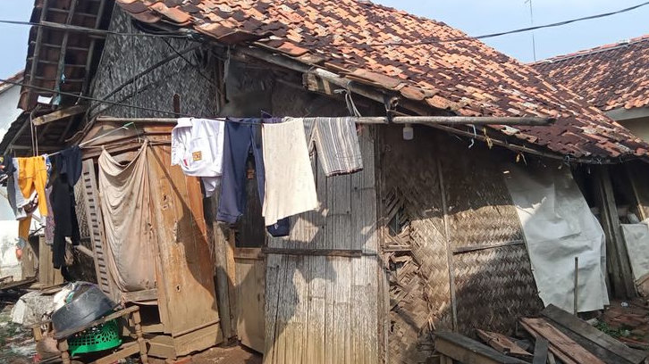 Sedih, Mak Casem Warga Karawang Tinggal di Rumah Nyaris Ambruk