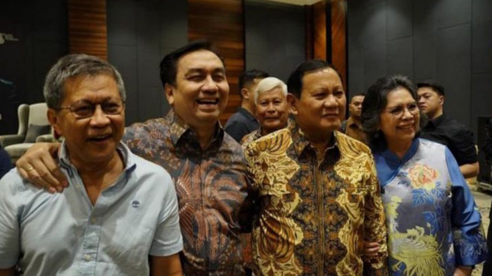 Momen Rocky Gerung Hadiri Perayaan Ultah Luhut Binsar Pandjaitan, Sumringah Banget