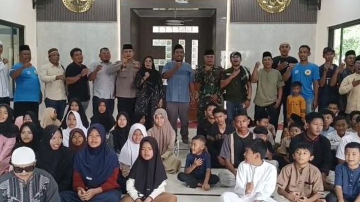 Karang Taruna Jomin Barat Santuni Anak Yatim dan Jompo, Babinsa: Bukti Nyata Kepedulian Pemuda