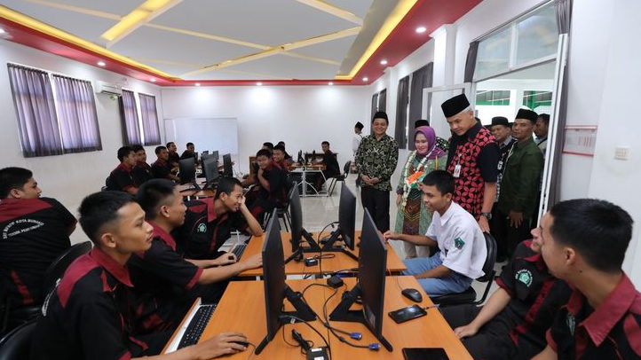 Ganjar Tingkatkan Indeks Pembangunan Manusia Melalui Program SMKN Jateng