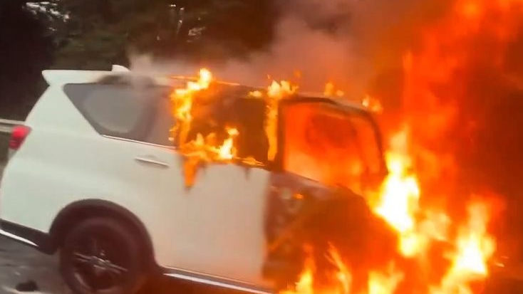 Kecelakaan di Tol Karawaci, Minibus Innova Hangus Terbakar Usai Tabrak Truk Barang