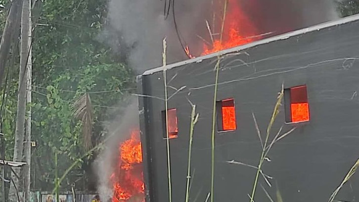 Tolak Kenaikan UKT Berakhir Ricuh, Gabungan Mahasiswa Uncen Bakar Mobil Polisi