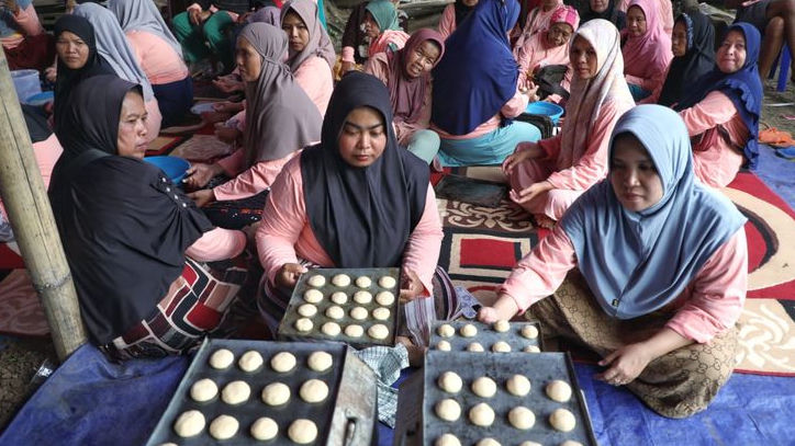 Mak Ganjar Gelar Pengembangan Usaha Kue Khas Bugis di Bone