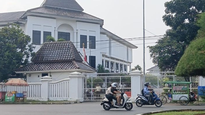 DPRD Karawang Masih Sepi, Pedagang Sudah Siaga di Pintu Gerbang