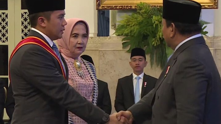 Seskab Teddy Indra Wijaya Terima Tanda Kehormatan Bintang Mahaputera Utama