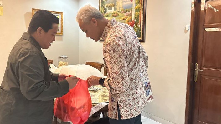 Bawa Kantong Warna Merah, Erick Thohir Tiba-Tiba Bertemu dengan Ganjar Pranowo, Ada Apa ?