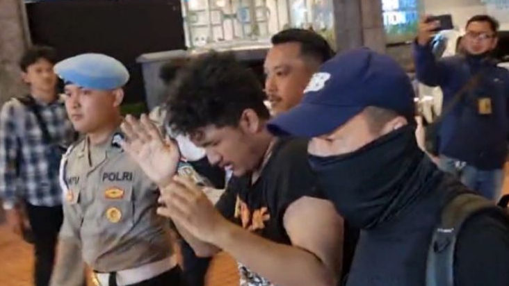 25 Mahasiswa Ditangkap Polisi Imbas Demo Ricuh Tolak UU TNI di Gedung Grahadi Surabaya