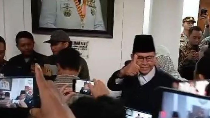 Panji Gumilang Hadir di Gedung Sate Bandung, Senyum ke Media Sambil Acungi Jempol