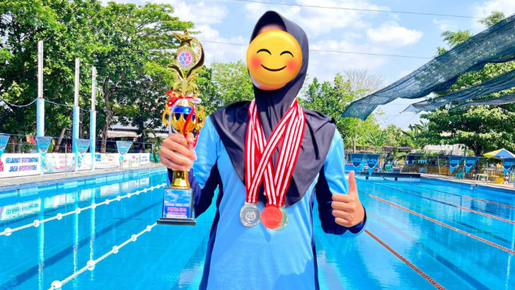 Siswi MAN 1 Tegal Berlutut Minta Maaf Usai Dikeluarkan Sekolah Gegara Tak Pakai Baju Renang Syar’i saat Lomba