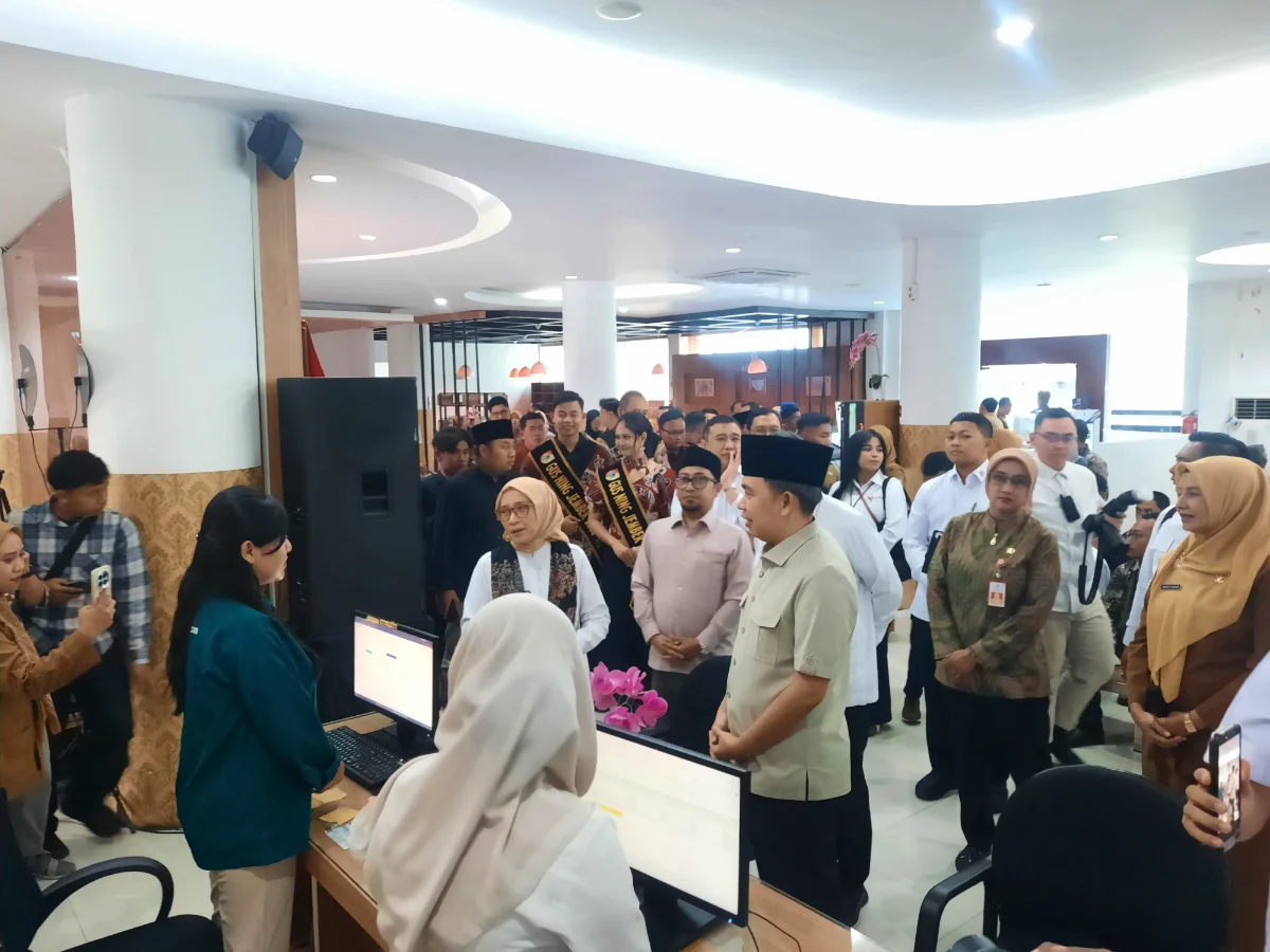 Bupati Jember Gus Fawait saat mendampingi MenPAN RB Rini Widyantini dan Anggota Komisi II DPR RI Muhammad Khozin meninjau Mal Pelayanan Publik Jember. (Dok. Pojoksatu.id/David Tomi Anggara)