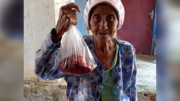 Mak Acem Warga Plawad Karawang Sumringah Dapat Bantuan Daging dari Presiden Prabowo
