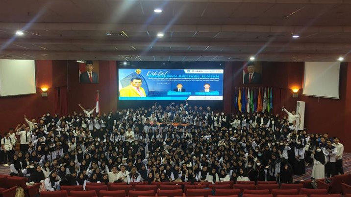 713 Mahasiswa PPG Prajabatan UNM Dilatih Penulisan Artikel Ilmiah