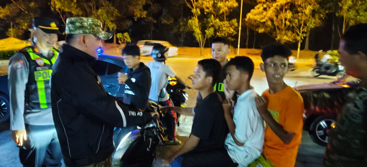 TNI, Polri, dan Satpol PP menggelar patroli malam untuk menjaga keamanan dan ketertiban di Kecamatan Cikampek, Kotabaru, Tirtamulya dan Jatisari. (Rohendi/POJOKSATU.id)