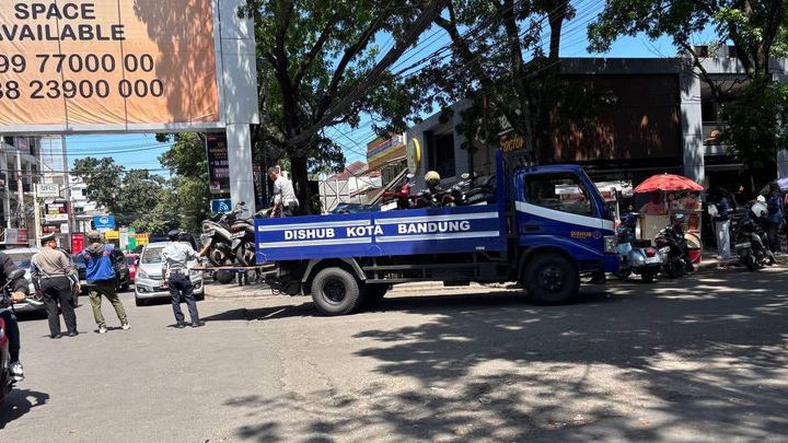 Dishub Kota Bandung Sikat Parkir Liar di 8 Titik, Puluhan Kendaraan Ditilang