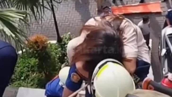 Kebakaran Apartemen Mediterania Jakbar, Evakuasi Dramatis Penghuni Masih Berlangsung