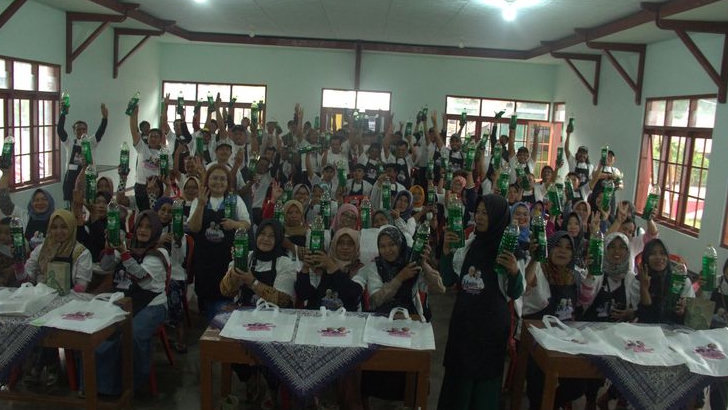 Gerakan Ekonomi Sandi Uno For Ganjar Dorong Wanita Mandiri Melalui Pelatihan Sabun Cuci Piring