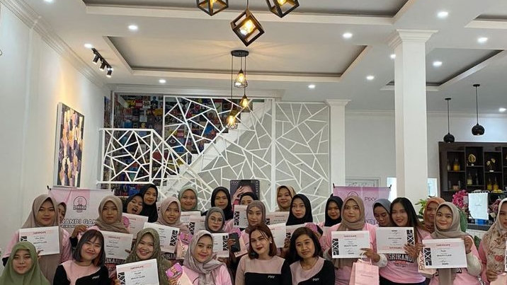 Srikandi Ganjar Gelar Makeup Artist Bareng Perempuan Milenial