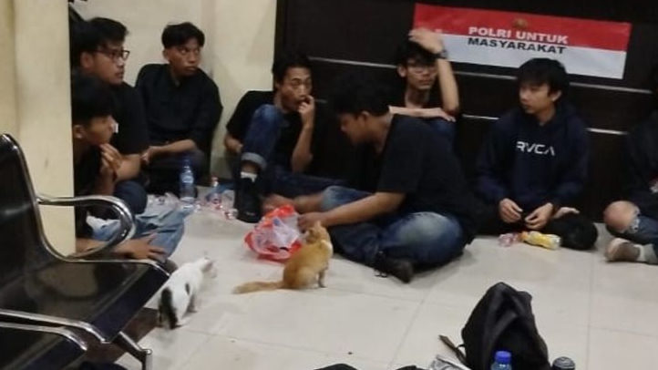 Belasan Mahasiswa Diduga Ditangkap Polisi Usai Demo Ricuh di DPRD Karawang