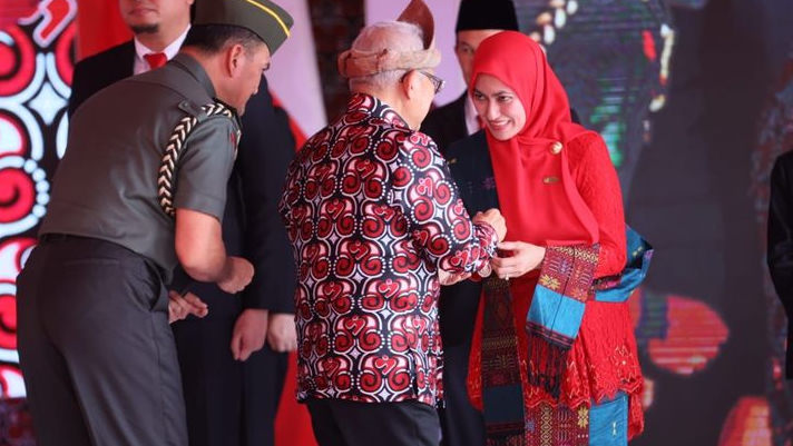 Bupati Lutra Indah Putri Raih Penghargaan Satyalencana Wira Karya dari Presiden RI