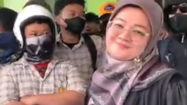 Potret Kurniawati, Kepsek SMAN 9 Tambun Selatan Tersenyum saat Didemo Ratusan Pelajar, Kini Telah Dinonaktifkan