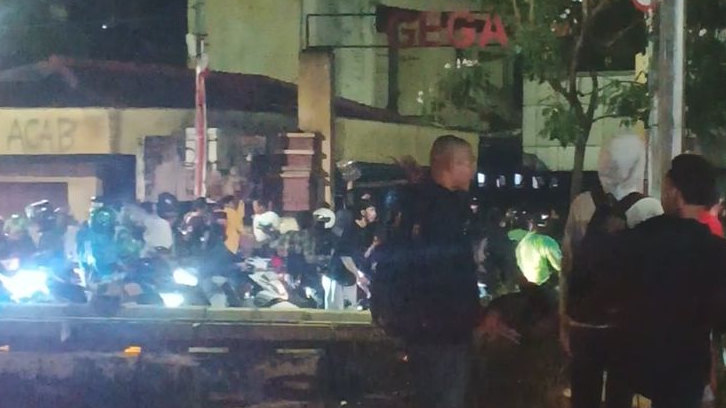 Jakarta Semakin Mencekam, Massa Aksi Bakar Markas Tim Gegana Korps Brimob Polri Hingga Halte Di Jakarta