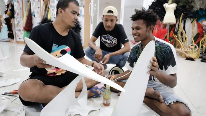 Anak Muda PYCH Binaan BIN Merancang Busana untuk Papua Street Carnival Kemenparekraf