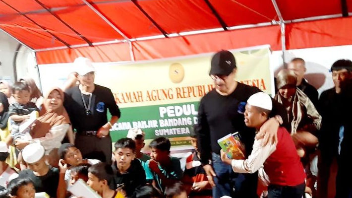Hakim Agung Yulius Semangati Anak Pengungsi Banjir Bandang Sumbar Agar Tetap Semangat Belajar Quran