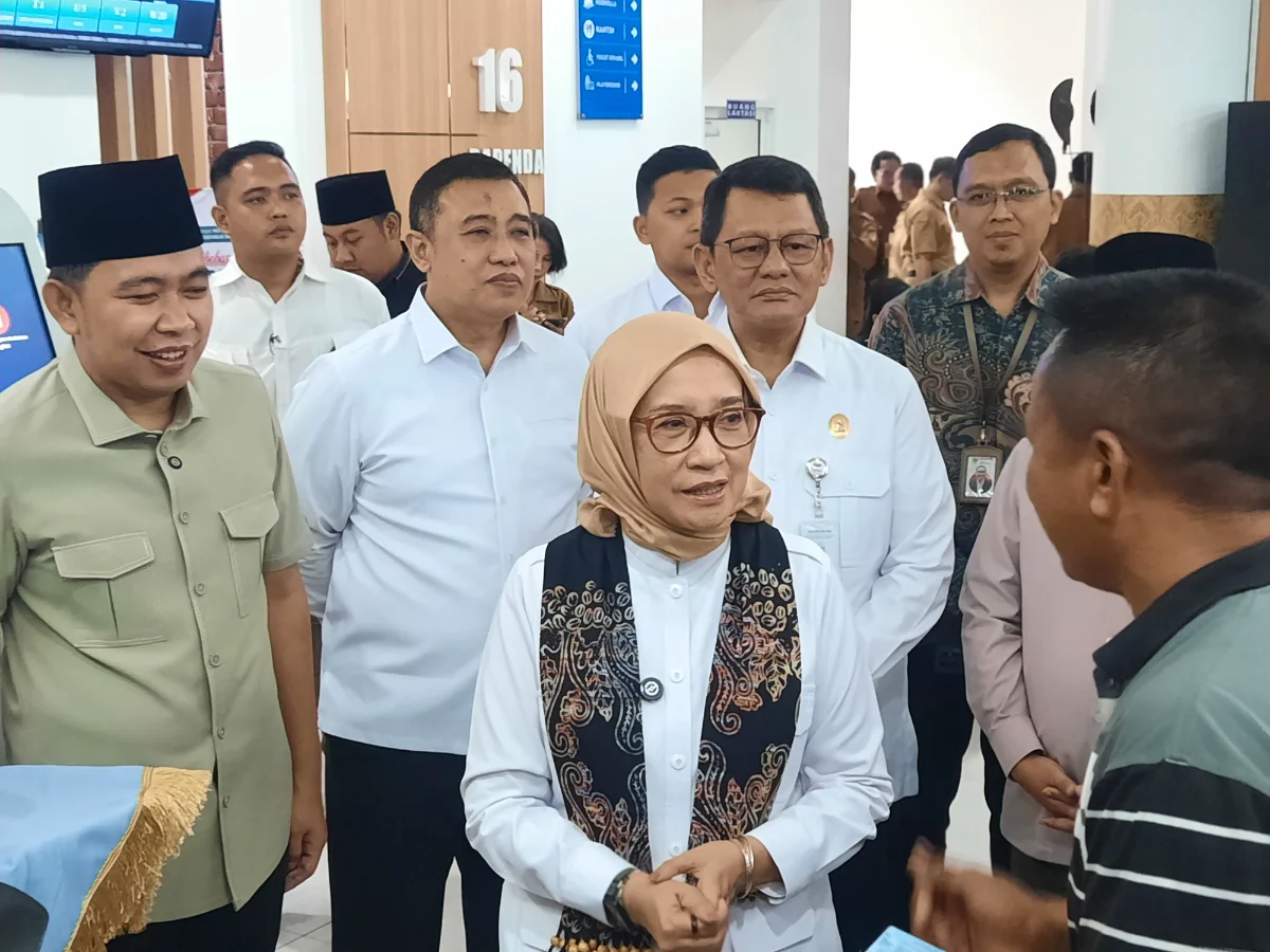 MenPAN-RB Rini Widyantini saat mengunjungi Mal Pelayanan Publik Kabupaten Jember. (Dok. Pojoksatu.id/David Tomi Anggara)