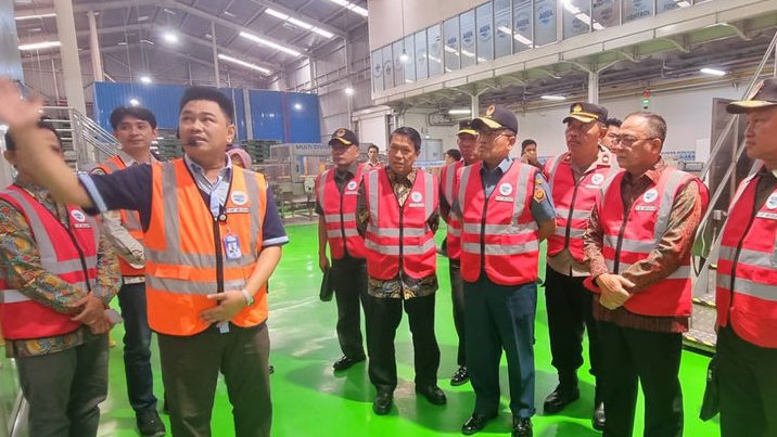 Bahas Ketahanan Air Nasional, Tim Wantannas RI Kunjungi Pabrik AQUA Mekarsari di Sukabumi