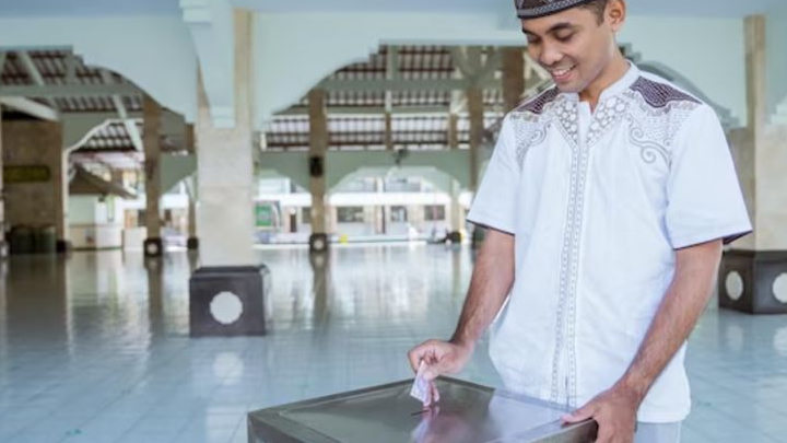 Viral Dua Pria Gondol Kotak Amal di Musala Depok, Warga Cuma Nonton