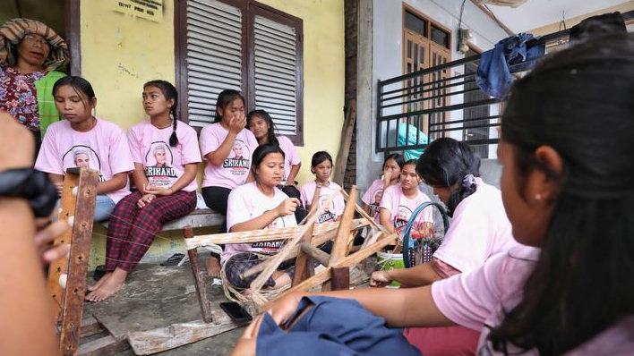 Srikandi Ganjar Sumut Gelar Pelatihan Menenun Kain Ulos Khas Silalahi di Kalangan Milenial