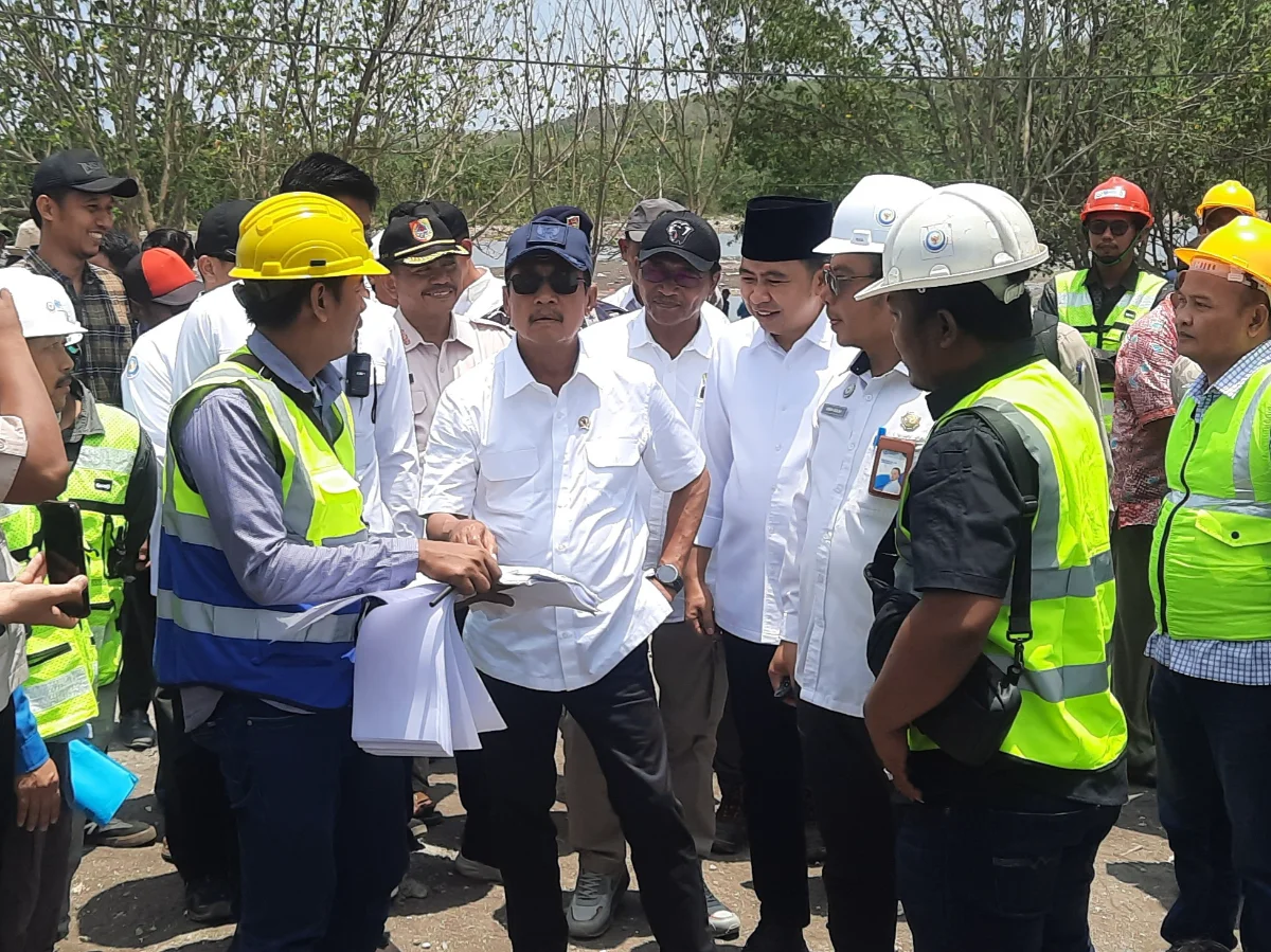 Menteri KKP Sakti Wahyu Tenggono saat meninjau progres pembangunan salah satu Kampung Nelayan Merah Putih (KNMP) yang berlokasi di pesisir Pantai Pancer ditemani Bupati Jember Gus Fawait. (Dok. Pojoksatu.id/David Tomi Anggara)
