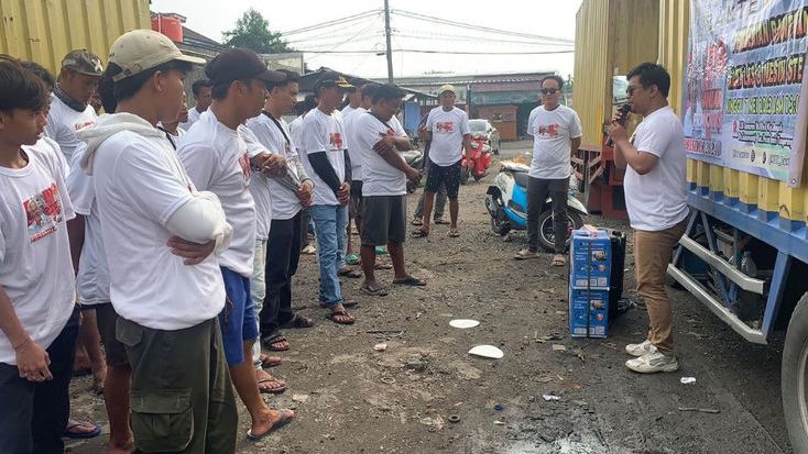 KST Dukung Ganjar Beri Bantuan Alat Las dan Steam ke Sopir Truk di Tangerang