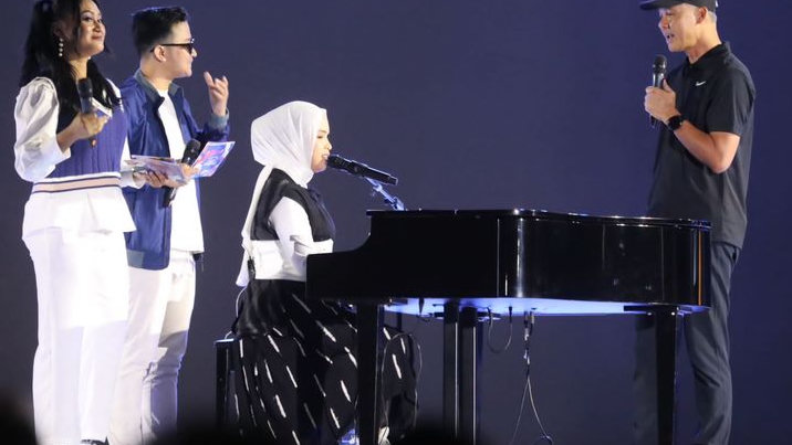 Hadiri Konser Musik di Solo, Ganjar Pranowo Diajak Nyanyi Bareng Putri Ariani