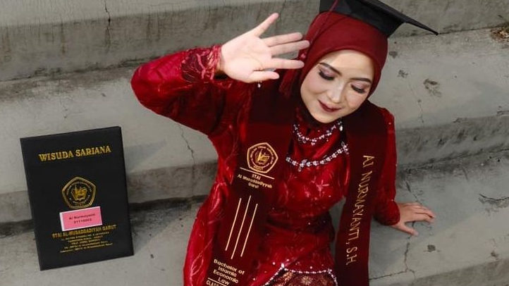 7 Inspirasi Hijab Kebaya Modern untuk Wisuda, Bikin Tampil Elegan dan Fotogenik