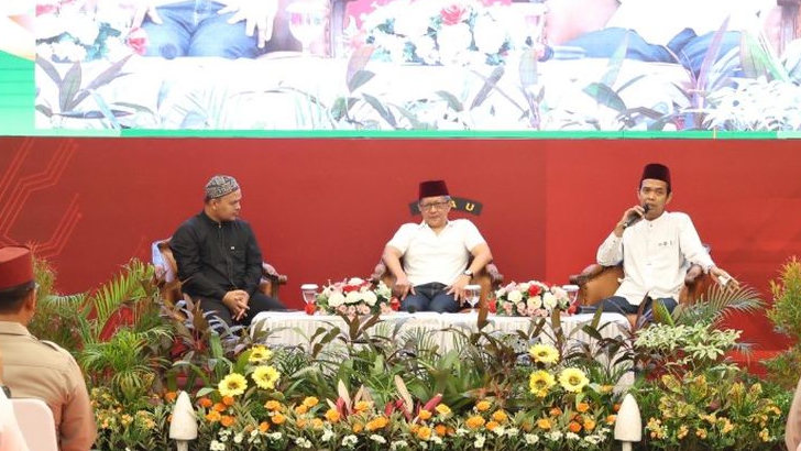 Penampilan Rocky Gerung Pakai Peci Hitam Ikut Kajian Subuh, Duduk Bersama Ustad Abdul Somad