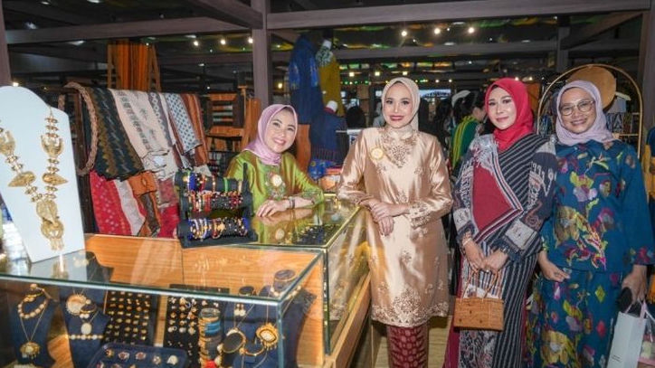 Antusiasme Pengunjung Warnai Booth Helsgallery pada Pembukaan Pameran UMKM Persit Bisa Vol II