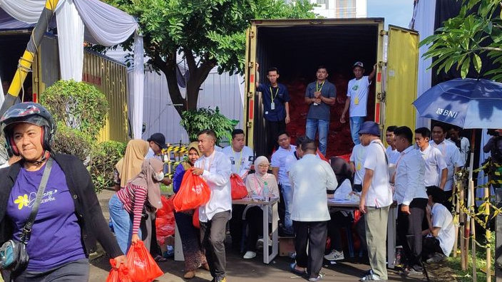Bos PT Tenang Jaya Rayakan Ulang Tahun  Bagikan Ribuan Sembako Gratis untuk Warga Karawang